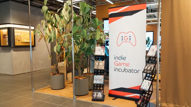 フロアの一角に「iGi indie Game incubator」と書かれたバナーが置かれている写真。