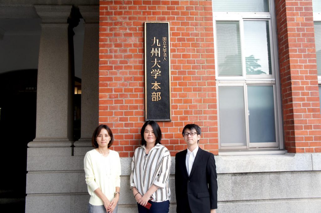 Photo of Chief Nariko Nakata, Chief Sachiko Takagi, and Daisuke Yokoyama, of the Information Planning Division, Information Systems Division, at Kyushu University.